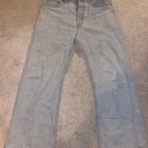 Acne Loose Bootcut jeans - Tja! Säljer ett par riktigt nice par jeans från Acne Studios i en Loose Bootcut modell i en väldigt urtvättad blå färg. Nypris 2200. Storleken är 32/32. De är lätt använda och har inga skador eller liknande på sig.