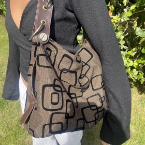 Cool väska - Säljer denna ascoola väskan som är köpt second hand. Säljer den för jag har massa väskor och låste sälja av!💕