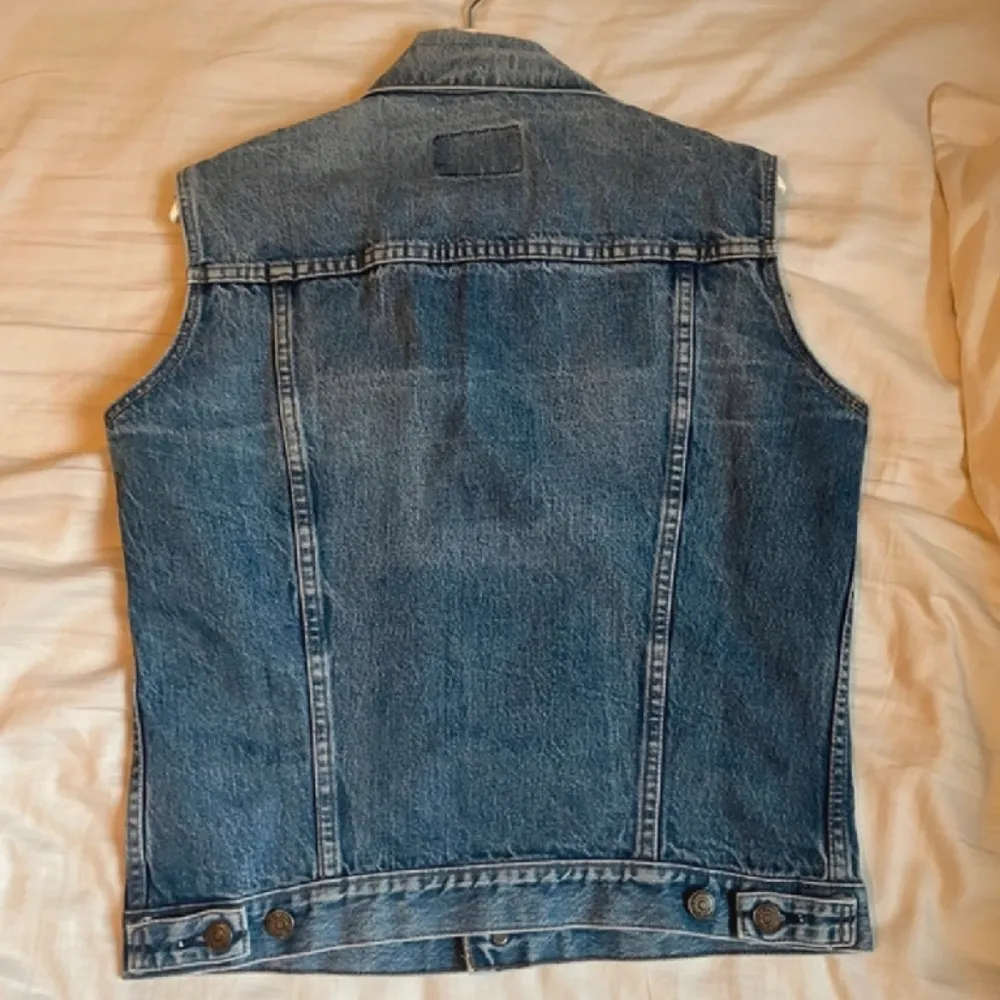 Var från början jeans jacka och haft patches på baksidan. Tröjor & Koftor.