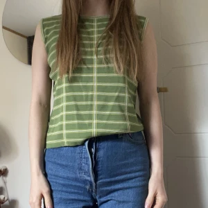 Väst i grönrandigt - Väst från okänt märke utan storleks lapp men sitter som storlek S