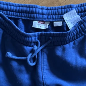 Träningsbyxor  - Här är mina byxor. Byxorna är verkligen i bra skick; jag har använt dem några gånger, men de är aldrig sönder. De är så sköna. Jag har blivit mycket smalare och kan inte längre ha dem på mig!   Byxorna är M i storleken passar även L och S för översize  