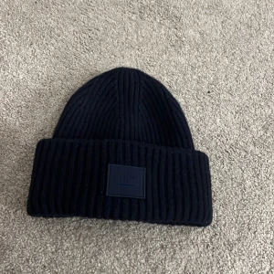 Acne mössa - Använd men fortfarande fin. 