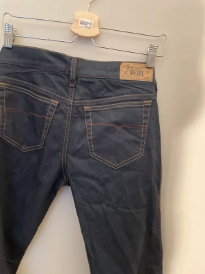 Diesel jeans  - Low waist diesel jeans som är jättefina, ser helt oanvända ut. Köpte dom på Sellpy men har aldrig kommit till användning💕 storleken är L men skulle säga mer en M