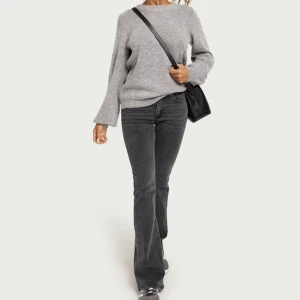 Low waist jeans - Säljer dessa snygga lågmidjade jeansen från Gina i färgen grå. De sitter skit fint . De är använda 1 gång 😍