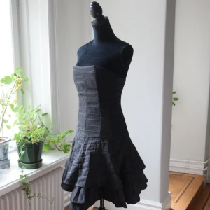 Axelbandslös nyårsklänning - MEASUREMENTS length - 75 cm chest - 38 cm waist - 32 cm bottom - 80 cm 