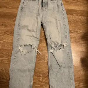 Säljer nu dessa blåa jeans med hål på knäna, då dom inte längre kommer till användning. 