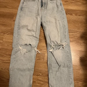 Blåa Jeans - Säljer nu dessa blåa jeans med hål på knäna, då dom inte längre kommer till användning. 