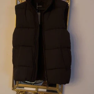 Väst - En väst med en fin brun höstig färg. Är i nyskick och aldrig använd (lappen sitter kvar) 🤎 pris diskuteras