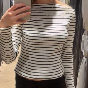 BoatNeck tröja  - Säljer denna fina tröja från Otherstories, då den inte används, köpt för 400kr Tröjan är i nyskick!💓