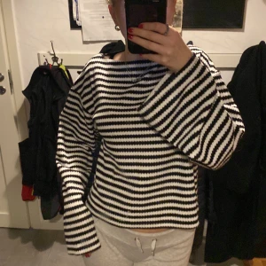 randig tröja hm - säljer denna randiga tröja ifrån hm! aldrig använd! 