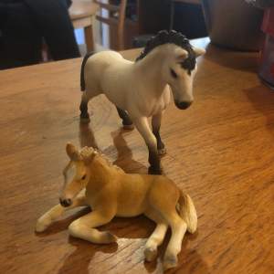 Schleich hästar i väldigt fint skick 