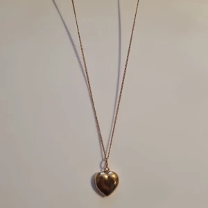 Hjärta av guld 18k - Ett hjärta av rent guld 18k. Både kedjan och berlocken är rent guld. Hjärtans bredd är 12mm och längt är 17mm.