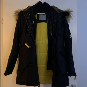 Alpha Industries - Vinterjacka som bara använts 1 vinter gör ca 3-4 år sen, har annars bara legat i förrådet så den är i gott skick!