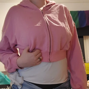 Croppad hoodie - Det är en croppad hoodie från hm, inga stora fläckar men lite smink fläckar vid ärmarna, fortfarande mjuk.