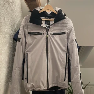 8848 skidjacka - Skidjacka storlek S. Endast använd en halv säsong och är så gott som ny