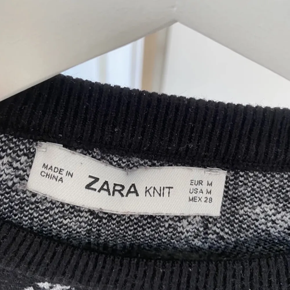Säljer denna tröjan från zara då den ej kommer till användning! Storlek M (lite liten i storleken, så skulle säga att det är en S). Stickat.
