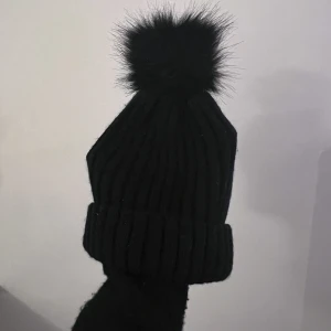 Mössa - Aldrig använd men legat i en påstå med andra kläder därav skicket