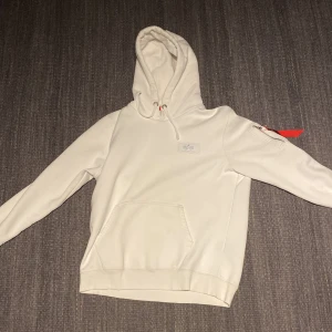 Alpha industries hoodie  - Storlek L  Mycket bra skick  Säljs för jag använder den aldrig Org pris 1000kr