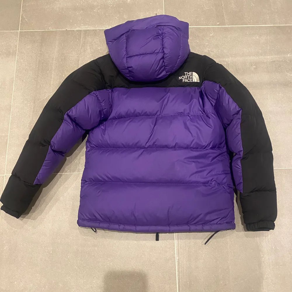 Säljer en vinterjacka från The North Face i väldigt fint skick 9/10. Passar xs-s. Inga skador alls och köpt för 4000 kr. . Jackor.