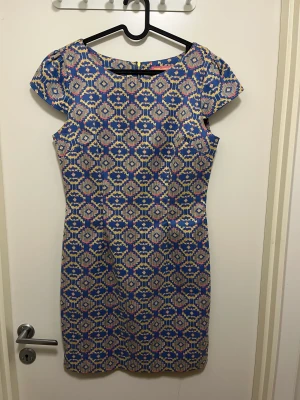 Klänning - Jätte söt pernilla wahlgren klänning i storlek M. Helt oanvänd och sitter jätte fint på. Säljer då den tyvärr är för liten för mig