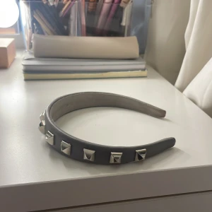 Valentino inspirerat diadem - Super fint oanvändt diadem,  liknande Valentinos produkter från eivy flodin. Nypris 1795!💗💗💗om du inte håller med om priset kan du alltid klicka prisförslag! 