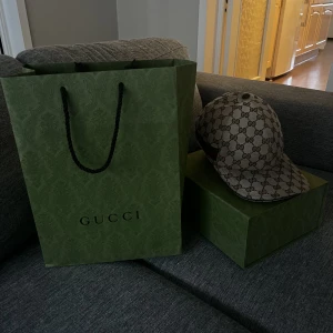 Gucci keps - Tjena, säljer min Gucci keps för 3300kr. Som nytt skick fast den är använd ett par gånger och är i storlek L. Kvitto, Gucci påse och box medföljer!