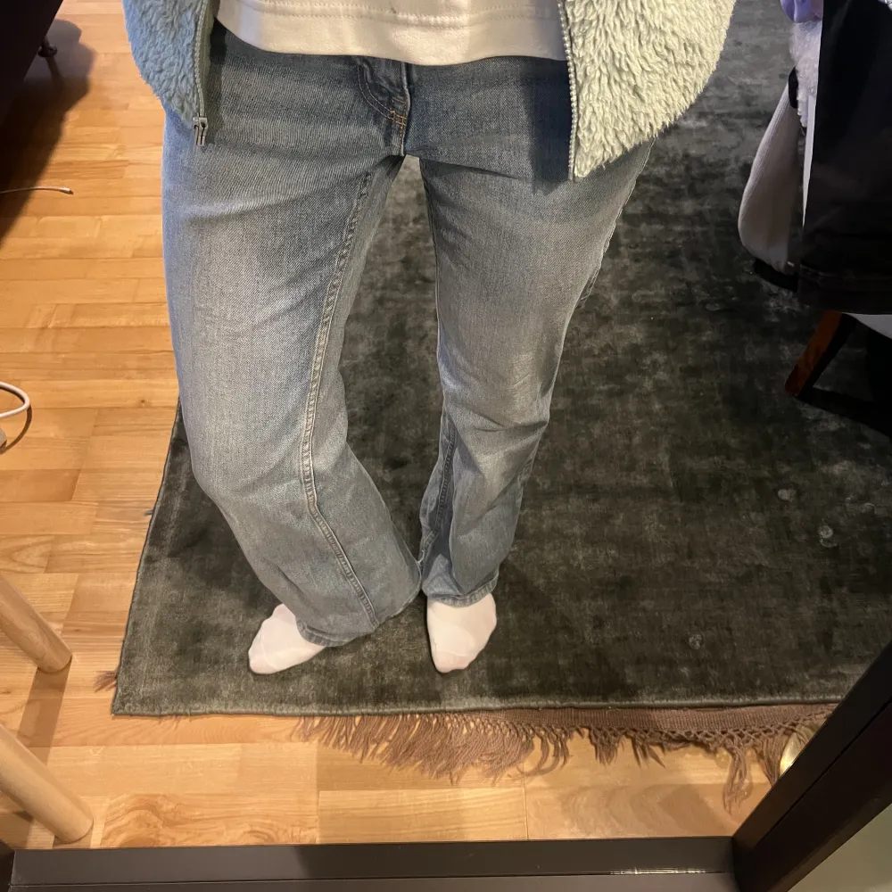 Säljer nu dessa lågmidjade, utsvängda jeans från hm. Köpte de i lite större storlek men de passar mig som vanligtvis har 36/s🥰. Jeans & Byxor.