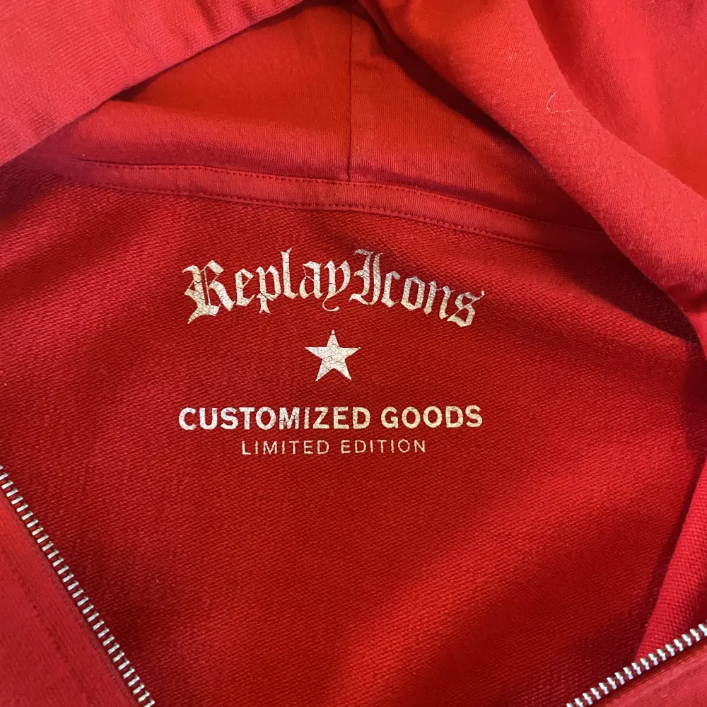 Replay limited edition Zip Hoodie ! Köpt för ett tag sedan och har endast hängt på min galge  Cond 8/10  Hör av dig för fler bilder eller frågor 😁. Hoodies.