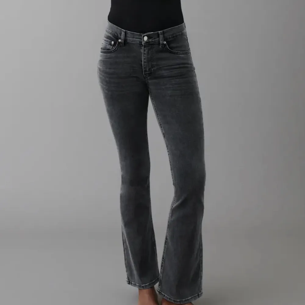 Jättefina jeans från Gina i modellen ”low waist bootcut jeans”💕 andvända ett fåtal gånger. Storlek 36💗 midjemåttet: 73 innerbenslängd: 78  Skriv privat för fler frågor eller bilder💕. Jeans & Byxor.