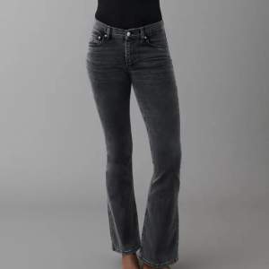 Jättefina jeans från Gina i modellen ”low waist bootcut jeans”💕 andvända ett fåtal gånger. Storlek 36💗 midjemåttet: 73 innerbenslängd: 78  Skriv privat för fler frågor eller bilder💕