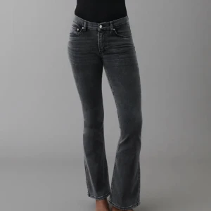 Low waist bootcut jeans - Jättefina jeans från Gina i modellen ”low waist bootcut jeans”💕 andvända ett fåtal gånger. Storlek 36💗 midjemåttet: 73 innerbenslängd: 78  Skriv privat för fler frågor eller bilder💕