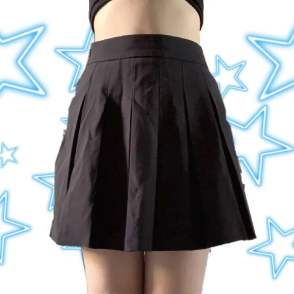 Fin svart kjol i storlek S! Fint skick ☆ Använd köp nu! Skriv om du har frågor eller vill ha fler bilder!☆. Kjolar.