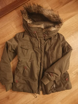 Odd Mollyjacka  - Jättefin Odd Mollyjacka i mörkgrönt med päls på luvan. Stor gosig luva! 