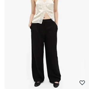 Svarta kostymbyxor från monki💗 - Svarta midwaist kostymbyxor från monki💕 säljer då de har blivit för små för mig. 