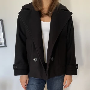 Svart Jacka - Säljer min oanvända jacka från Designby Si. Storlek Xs/S. Perfekt till jacka till hösten!🍂 Skriv för fler bilder. 