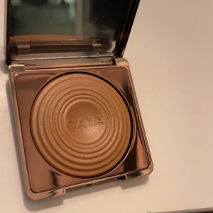 Caia bronzer  - Caia bronzer 
