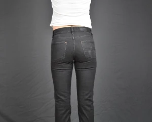 Lågmidjade jeans  - Beskrivning: Modellen är low waist straight. Längden stämmer överens med storleken men inte midje storleken då jag skulle säga att det mer är  W 25/26 
