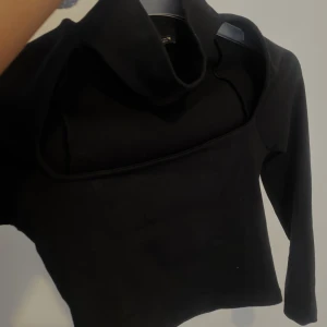 Choker Top  - Säljer denna Choker top från Zara. Köpte förra året men kommit till användning 2-3 ggr. OBS liten i storleken!! Hör av er privat för andra frågor.