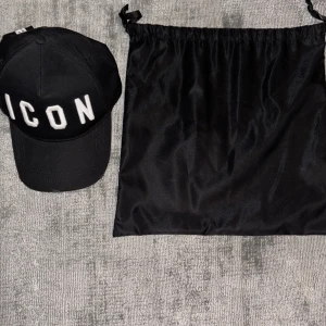 DSQUARED2 Keps - Tjenare!  Säljer en DSQUARED keps med icon märke framtill. Kepsen har endast legat i en påse och köptes på Farfetch, den har användts ett fåtal gånger. Skriv vid frågor eller funderingar! Möts upp i Stockholm alternativ post där köparen står för frakten! 