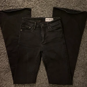 Crocker pow flare jeans  - Crocker pow flare jeans i en urtvättad svart färg! Så snygga och coola märkesjeans som tyvärr är för små för mig (därav inga bilder på). I perfekt skick, men tyvärr kan jag ej få på mig dem. Pow flare är en av crickets modeller, mid rise bootcut!