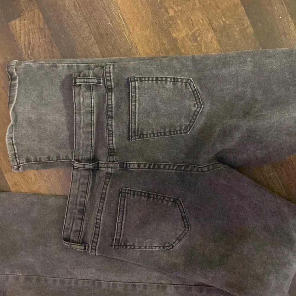 Mellan lågmidjat/normal, Stretchit material, storlek 32-36 långa jeans med utsvängd längst ner vid benen💗. Jeans & Byxor.