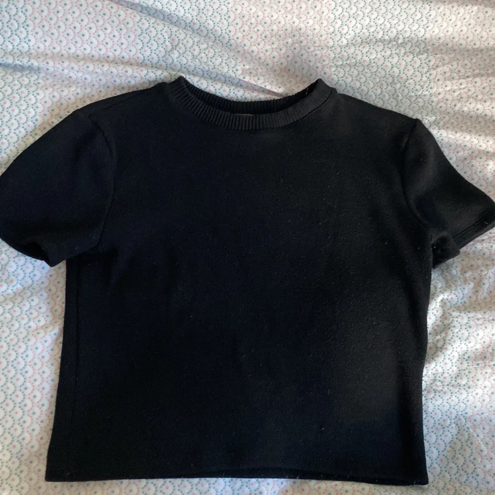En svart stickad t shirt från zara i storlek S. Den är använd ganska många gånger och är i bra skick. Stickat.