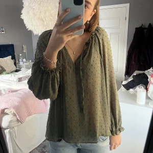 Grön blus - Säljer nu min superfina gröna blus!!! Den är i superbra skick 🥰Stl S.  Skriv innan ni trycker på köp nu!!!