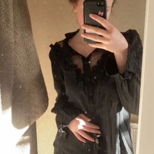 Zara Blus 🖤 - Så fin blus som jag knappt använt, nyskick!🤍 Pris kan diskuteras vid snabb affär