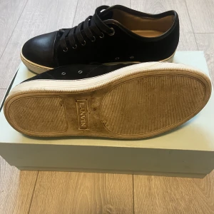 Lanvin skor (vit sula) - Riktigt bra vackra Lanvin skor i bra skick och har endast blivit använda ett par gånger! Den blåa lådan är med på köper. 