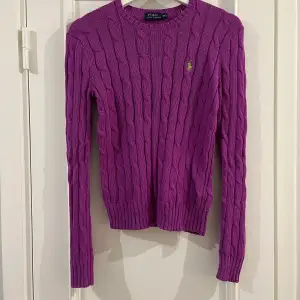 Härlig violettfärgad Ralph Lauren POLO tröja med rund urringning. Den är i mycket bra skick och har används ett fåtal gånger. Den är i normalstorlek har en lösare passform.  Materialet är i 100% bomull och är väldigt skön på.