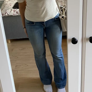 LTB jeans  - LTB jeans i modellen Roxy, storlek 27x32, passar mig som är 164🫶🏼 Myckrt fint skick, nypris 909kr. 
