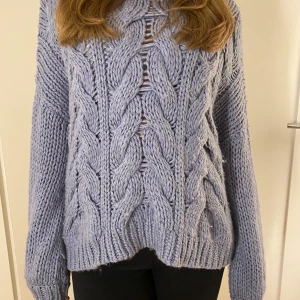 Blå stickad tröja Na-Kd - Säljer denna så mysiga tröja från Na-kd!!😍💖💖pris kan diskuteras 
