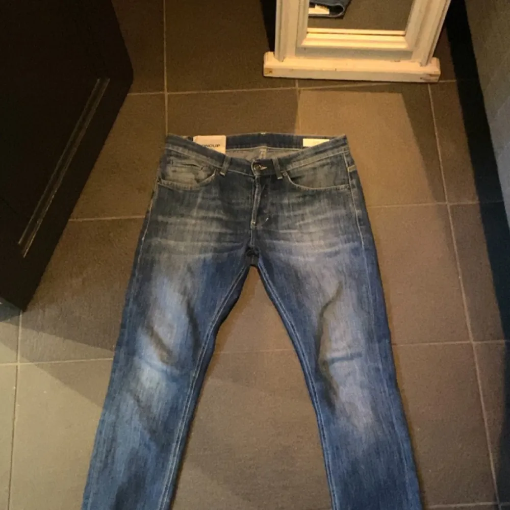 Mörkblå dondup jeans storlek 32 Skick 9/10 knappt använda . Jeans & Byxor.