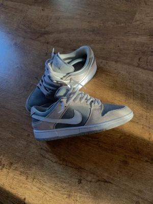 Nike sb dunk  - Nike sb dunk low summit white/ wolf grey Storlek 42,5 Fint skick! 8/10 Medföljer box (replacement box) 